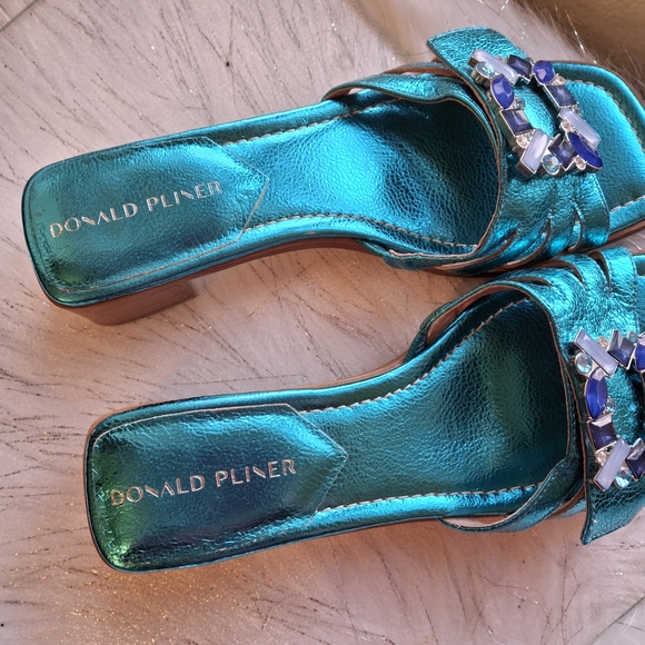Donald Pliner Bettamy Bejeweled Leather Turquoise Slides Slip-On Sandals Size 9 - Picture 3 of 16